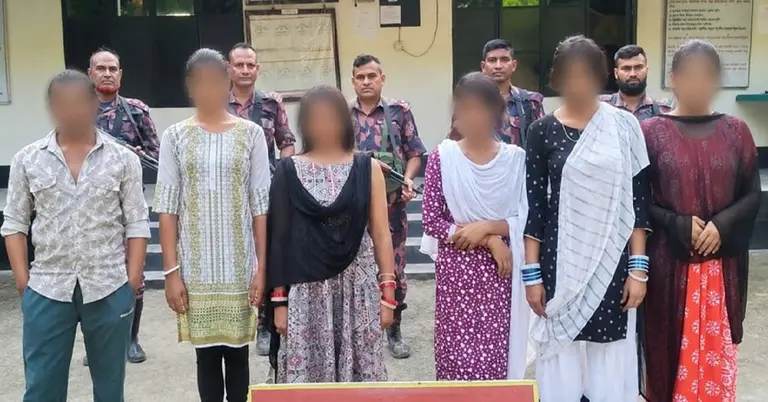 আটক ৬ বাংলাদেশি